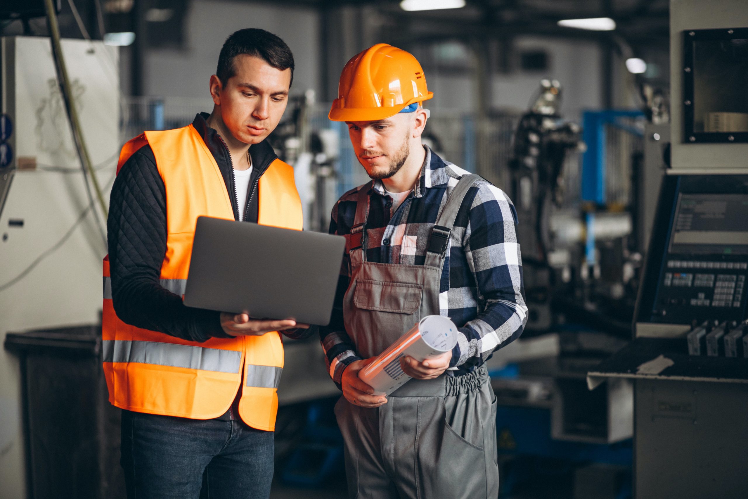 deux collègues dans une usine